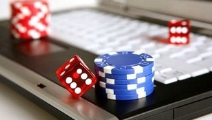 Antarmuka permainan Teen Patti live di agen olx dengan dealer profesional dan kartu yang terlihat jelas